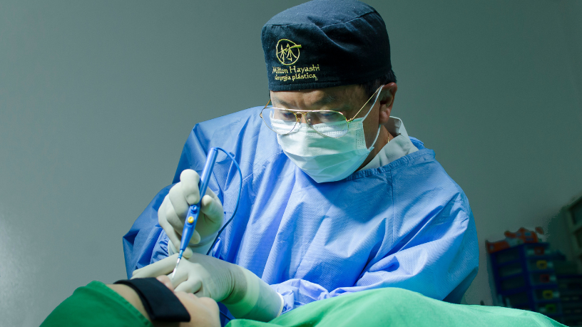 Dr. Milton Seigi Hayashi apresenta os avanços das técnicas minimamente invasivas para resultados naturais.