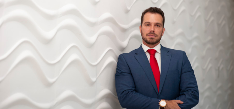 Estratégias de negociação e reestruturação de dívidas no mercado de distressed assets com a expertise de Felipe Rassi no centro das decisões.