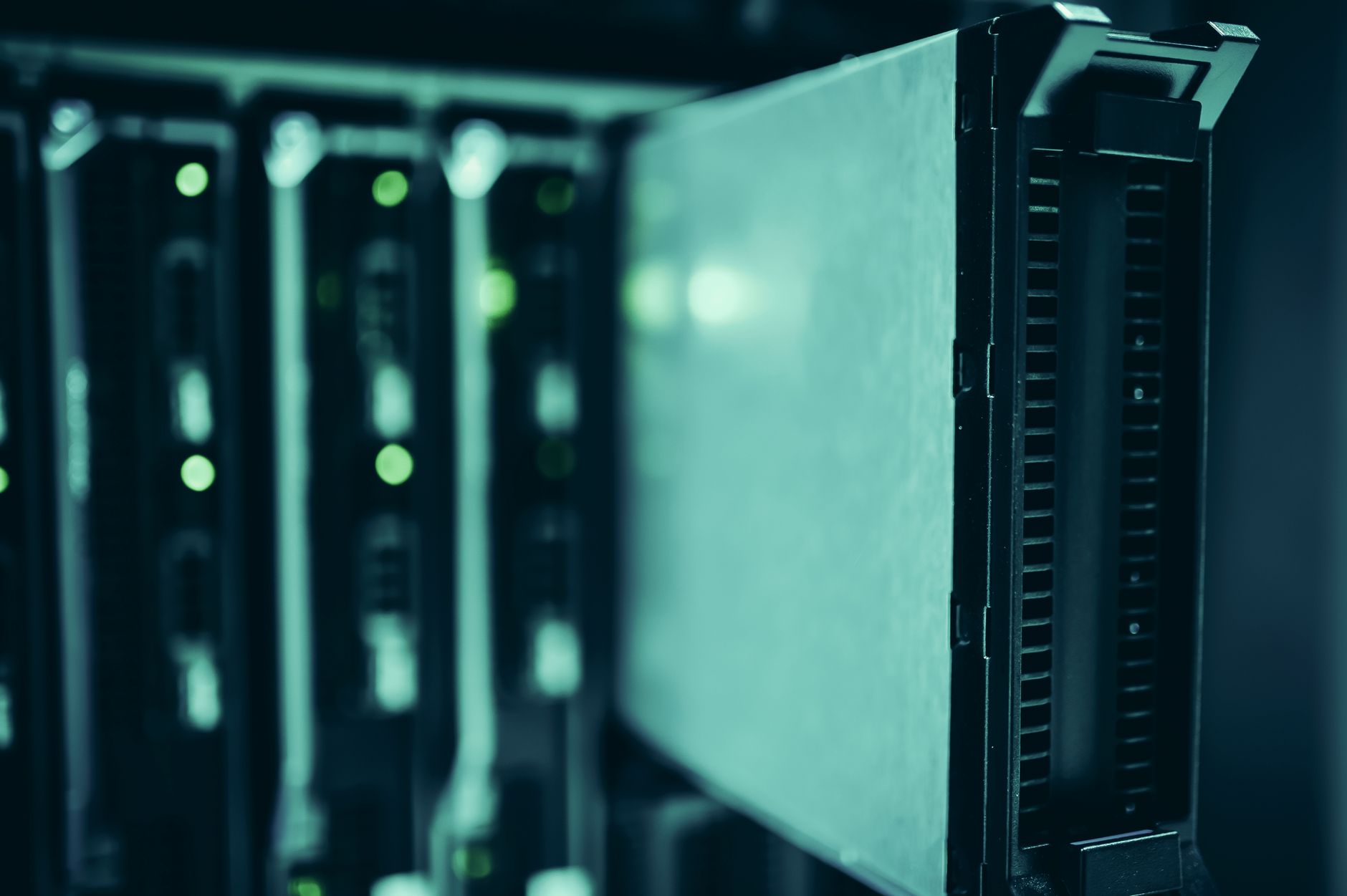 Racks de servidores em um moderno data center, iluminados em tons de azul.
