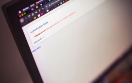 Tela de computador exibindo uma mensagem de falha na autenticação, indicando acesso bloqueado.