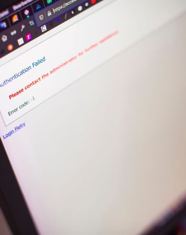 Tela de computador exibindo uma mensagem de falha na autenticação, indicando acesso bloqueado.