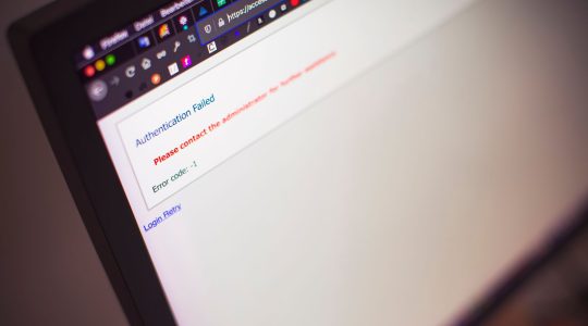 Tela de computador exibindo uma mensagem de falha na autenticação, indicando acesso bloqueado.