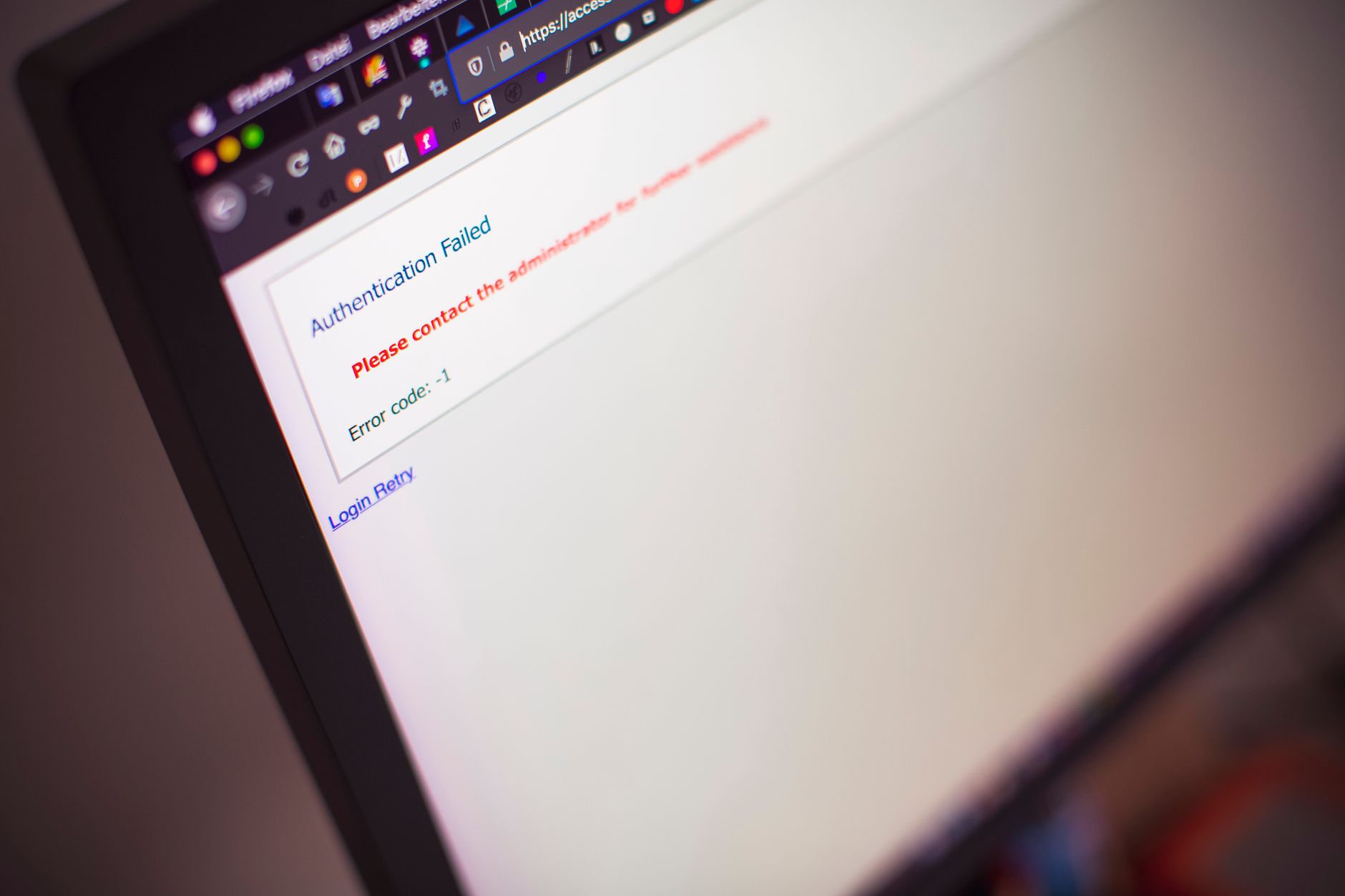 Tela de computador exibindo uma mensagem de falha na autenticação, indicando acesso bloqueado.