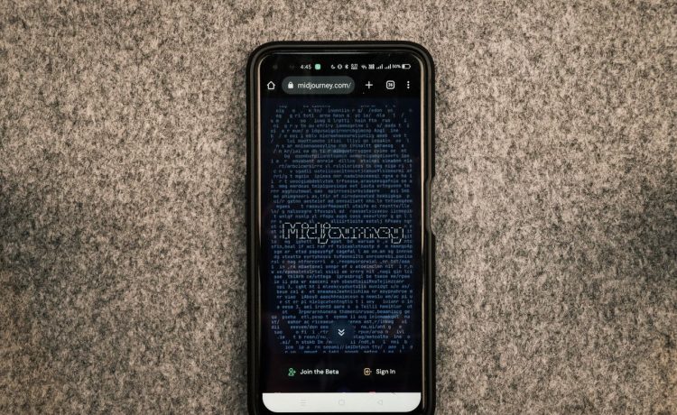 Smartphone exibindo o site Midjourney, plataforma de geração de imagens por inteligência artificial, sobre uma superfície cinza