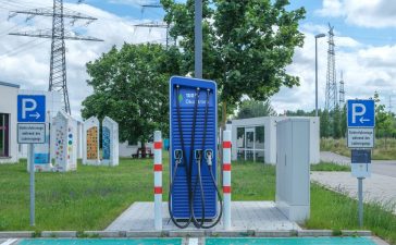 Estação pública de recarga para veículos elétricos em ambiente urbano.