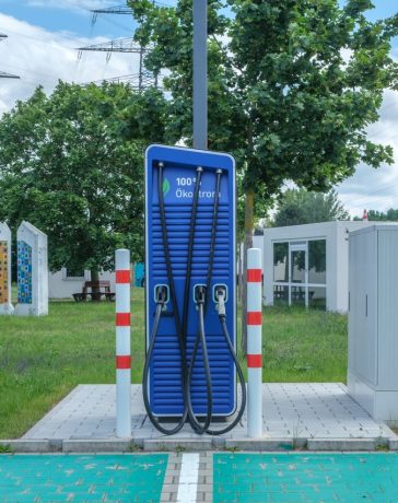 Estação pública de recarga para veículos elétricos em ambiente urbano.