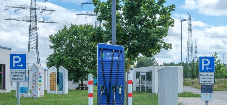 Estação pública de recarga para veículos elétricos em ambiente urbano.