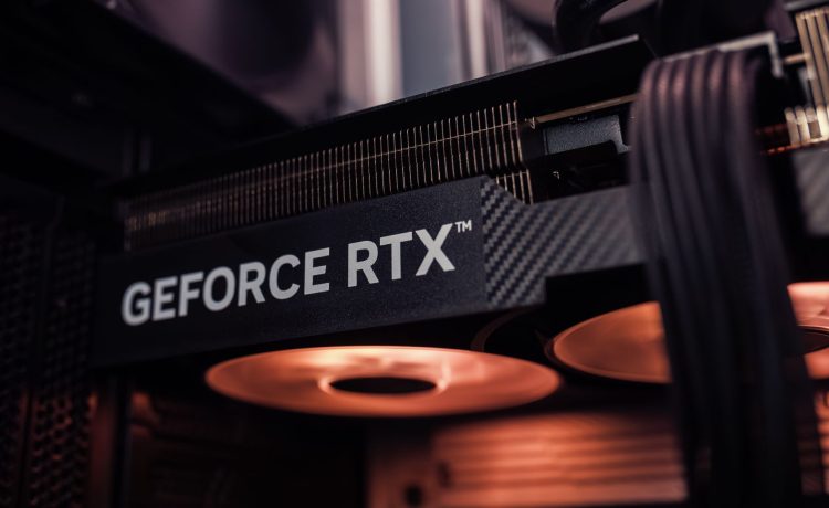 Placa de vídeo GeForce RTX instalada dentro de um computador, com iluminação alaranjada.