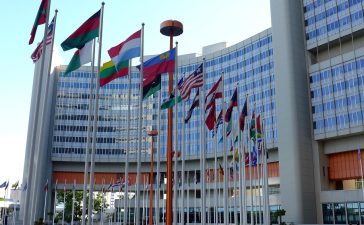 Diplomatas reunidos em uma conferência das Nações Unidas, em contexto de negociação e cooperação internacional