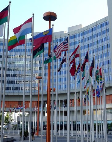 Diplomatas reunidos em uma conferência das Nações Unidas, em contexto de negociação e cooperação internacional