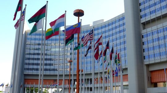 Diplomatas reunidos em uma conferência das Nações Unidas, em contexto de negociação e cooperação internacional