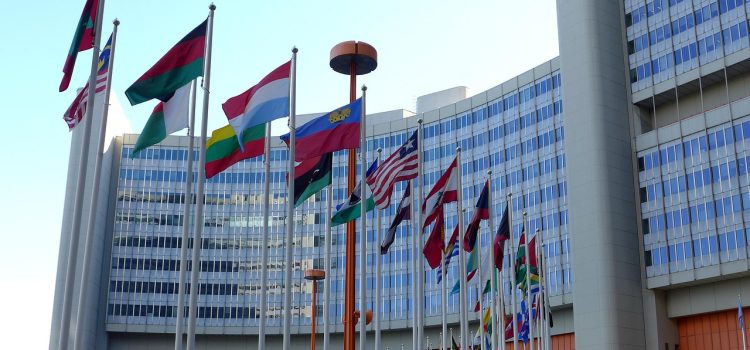 Diplomatas reunidos em uma conferência das Nações Unidas, em contexto de negociação e cooperação internacional